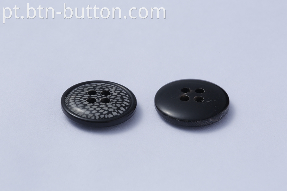 Four-hole horn buttons for suits